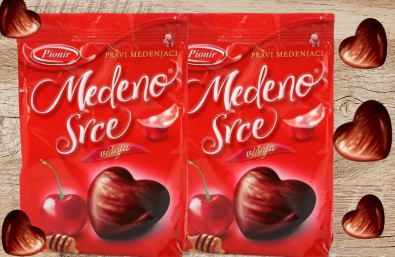 Pionir medena srca simbolizuju ljubav, daruju se često, slave emocije, proslave i slatke trenutke.